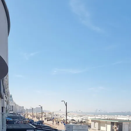 Zeedijk Met Frontaal Zeezicht Nabij Rubensplein En Casino, 20m